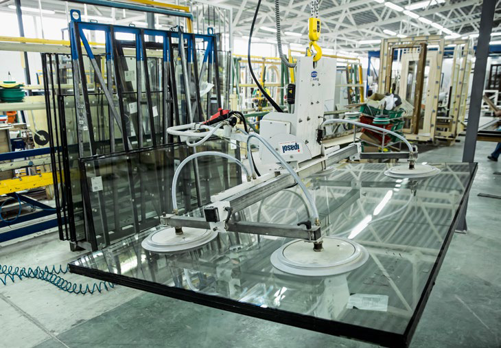 Robotarm tilt glaspaneel in de Doleta productiehal Litouwen