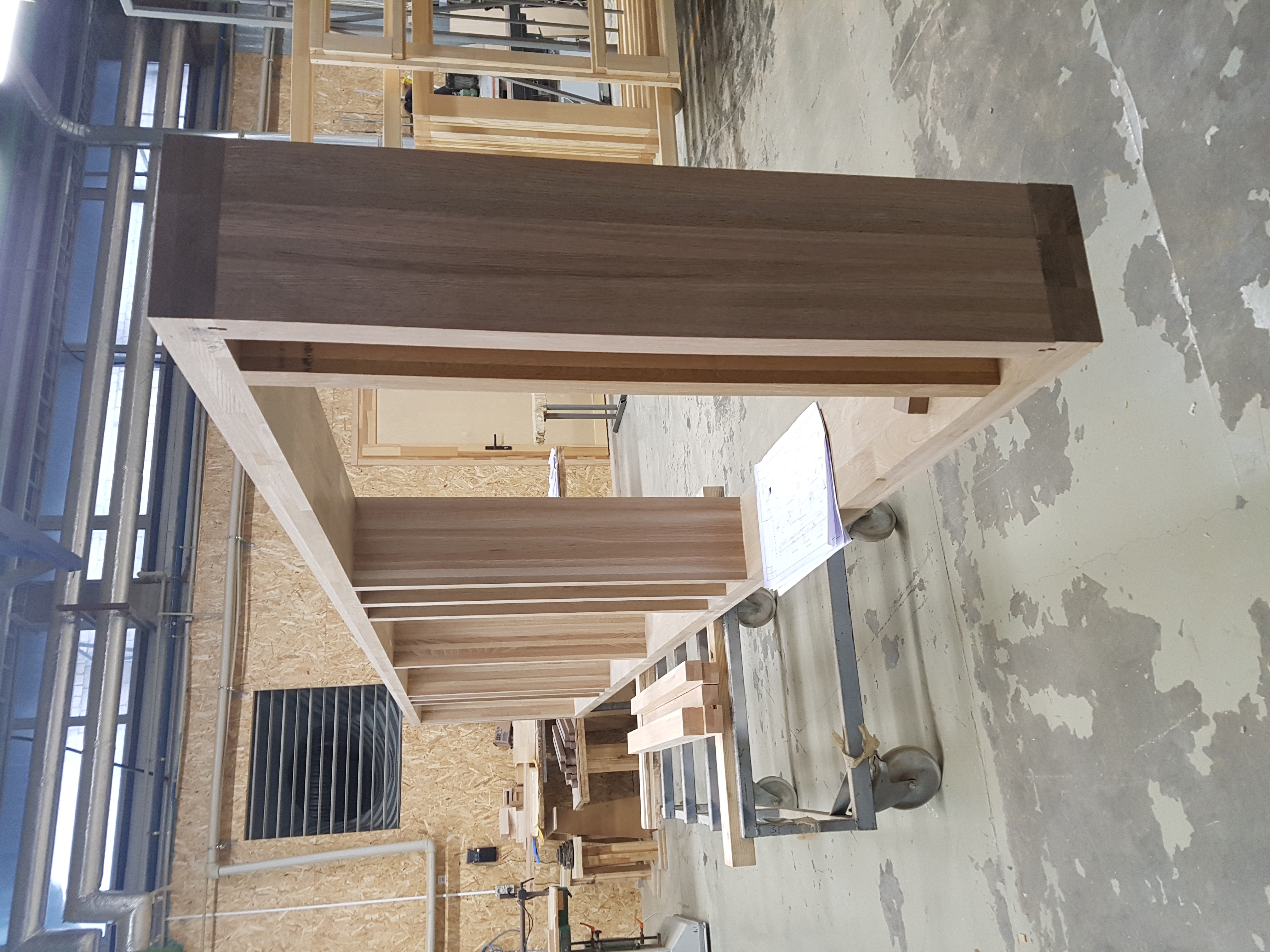 Houten kozijn op werkbank in het Doleta atelier
