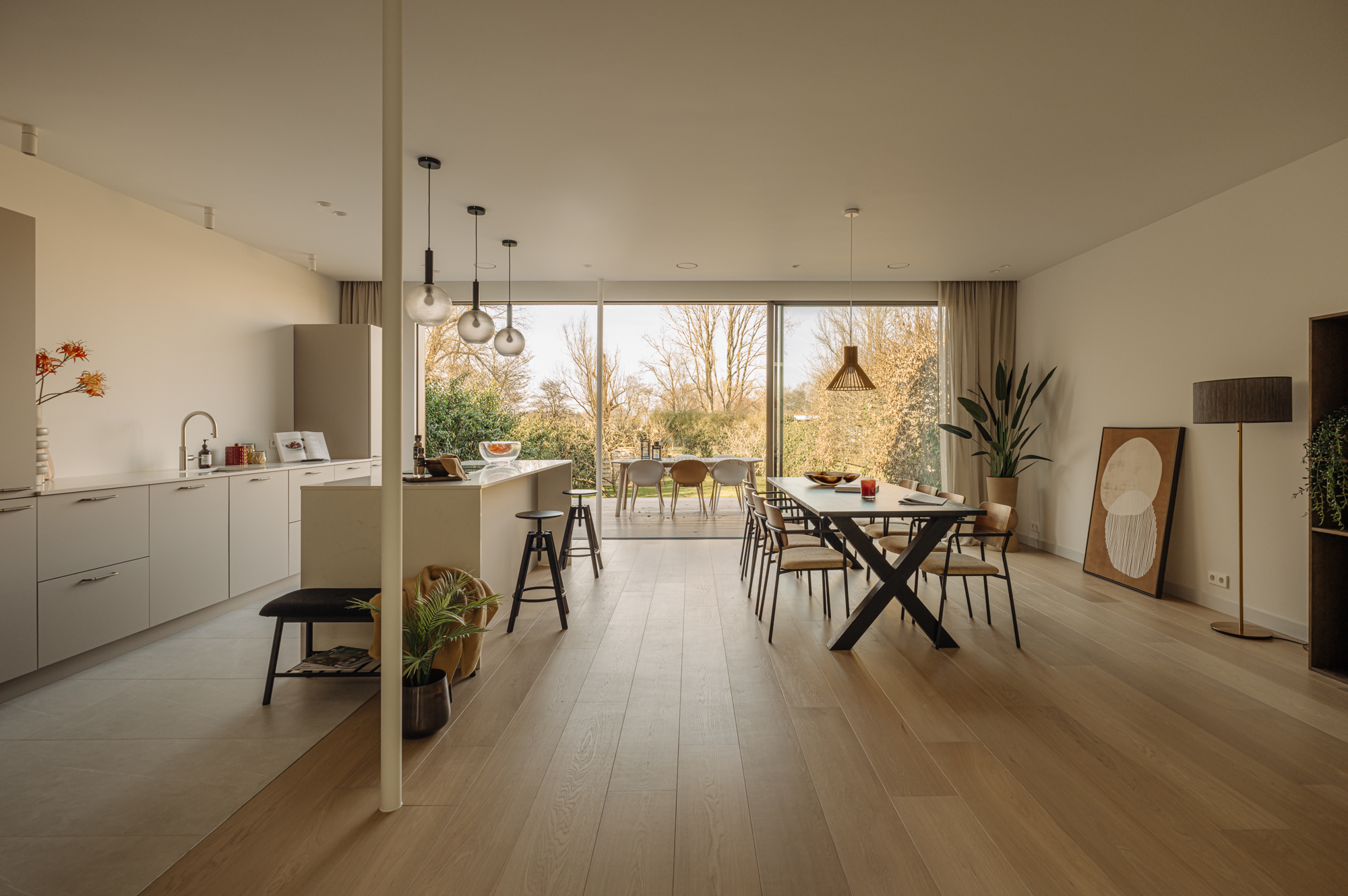 Interieur met aluminium schuifpui van vloer tot plafond, project Abcoude