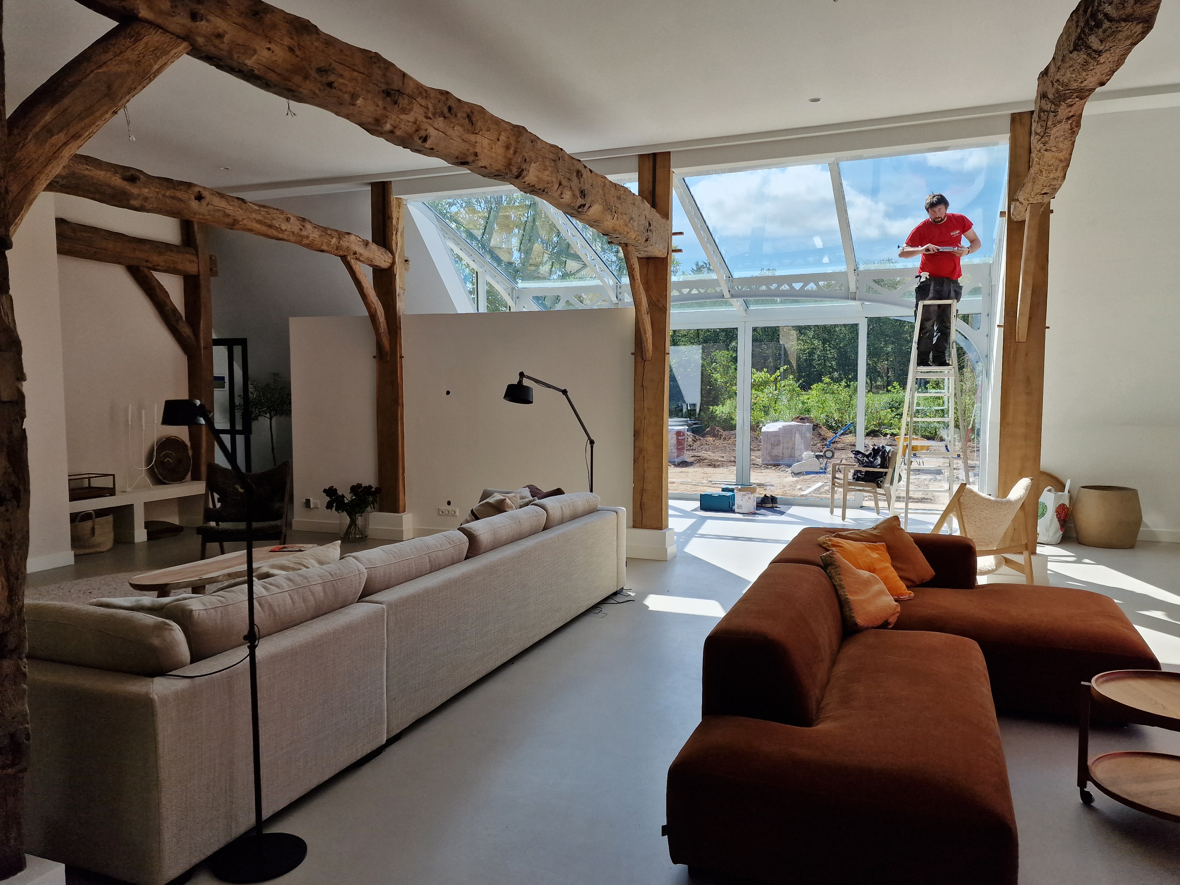 Boerderij-interieur Holten met eikenhouten balken en glazen overkappingsdak, gerealiseerd door Doleta