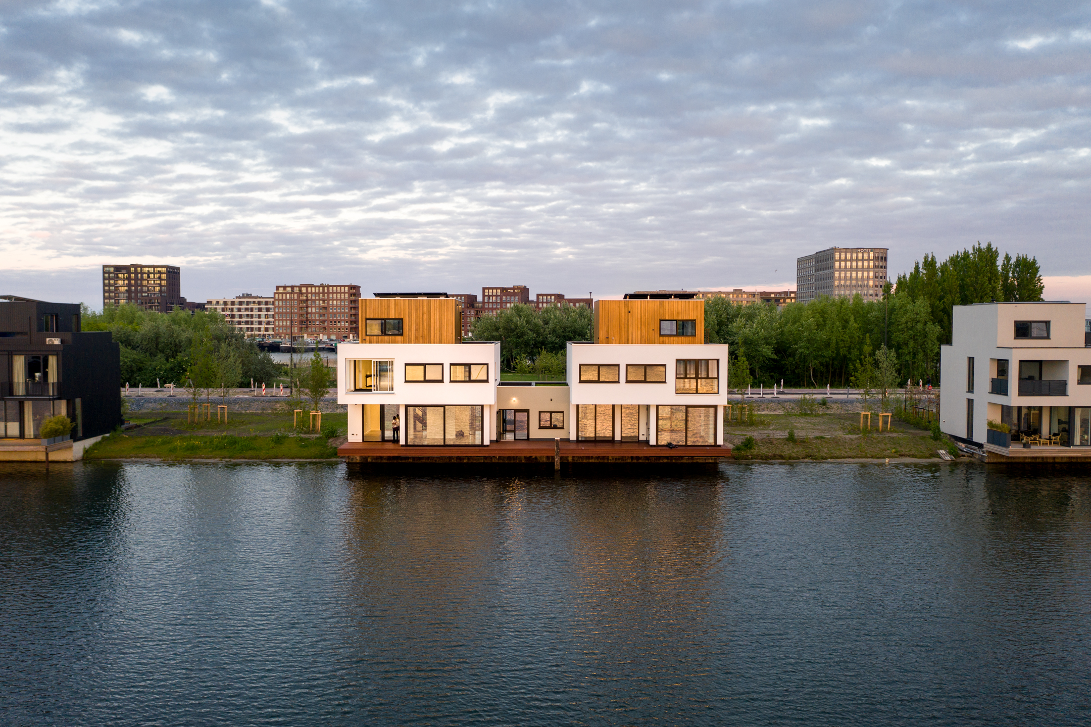 Project Steigereiland Amsterdam, woningen met grote hout-aluminium kozijnen aan het water